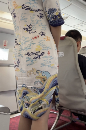 海航空姐海天祥云制服灰丝飞机客舱中优雅站姿