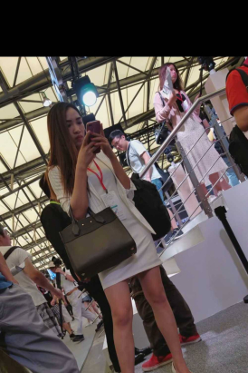 展会极品白衣玉腿白高跟靓女