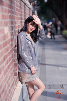 编码0320银色紧身包臀裙短美腿肉丝美脚