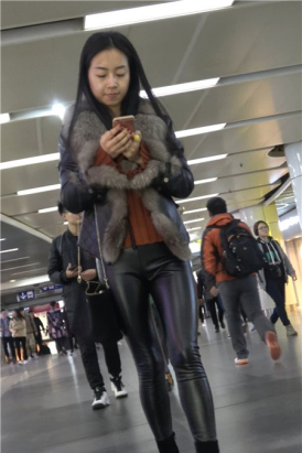 4K - 黑色紧身皮裤街拍苗条身材美臀美女 [1.32 GB]