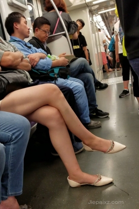 4K - 地铁上发呆的长腿苗条姑娘 [2.08 GB/MP4]