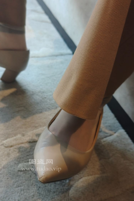 4k 地产销售短丝超近距离高清实录玩鞋 看清丝袜纹路 3min