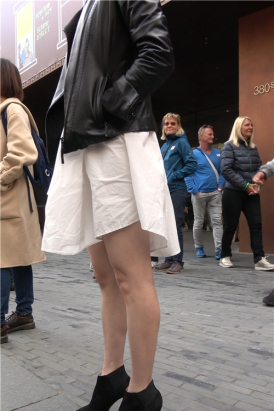 打扮时尚的短靴美腿街拍美女 [1.23 GB/MP4]