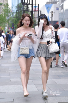 热裤美腿好闺蜜~