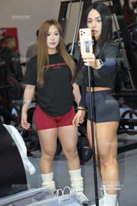 红色热裤小妹