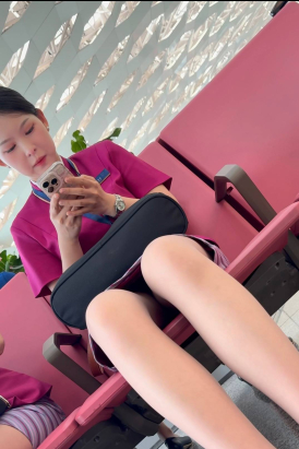 惊险搭讪问路，拍摄可爱空服小姐姐- 限时