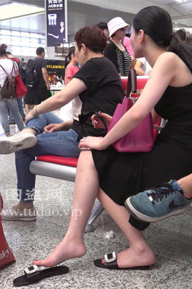 娇媚女人风情万种，一只艳足把凉拖玩的飞起