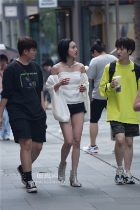 编码2287热裤美腿香肩短发