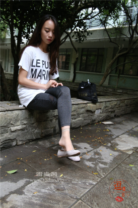 编码0211白色短裙肉丝船袜美脚