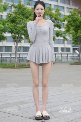 灰裙美女