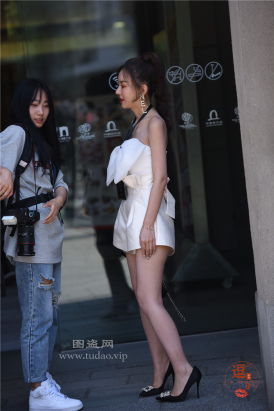 编码0441白色热裤美腿高跟香肩御姐