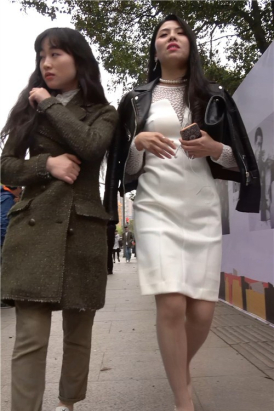 白裙子，丝袜高跟街拍美女 [968 MB/MP4]
