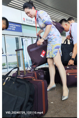 4K视频海航乘务组高级灰咝细高跟旗袍机场靓丽风景线 2个视频