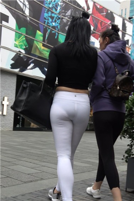 4k超清，街拍超薄白色弹力紧身裤饱满玉臀美女[2.33 GB]