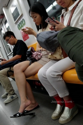 4K - 偶遇适合做女朋友的小姐姐 [1.06 GB/MP4]