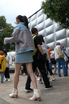 4K - 街拍苗条高挑眼镜妹 [1.65 GB/MP4]