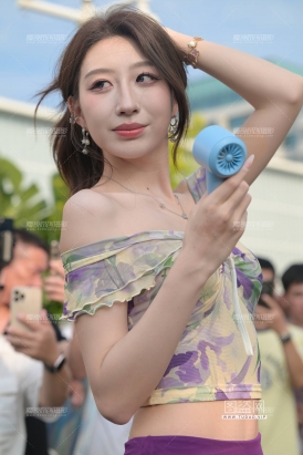 紫裙美女