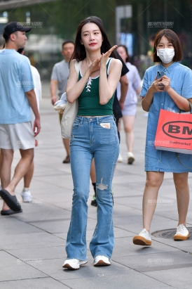 ★牛仔裤逛街美女