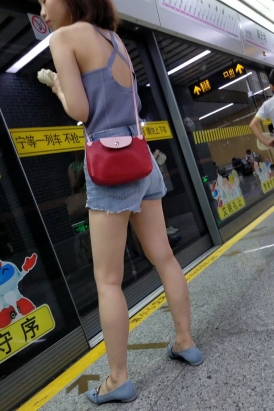 4K - 地铁站偶遇到的超正点姑娘 [1.41 GB/MP4]