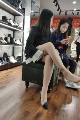 心灵街拍第2期 美女店内穿丝试鞋