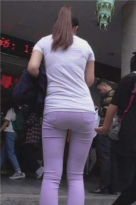 街拍身材娇小的紫色紧身裤马尾辫美女 [489 MB]