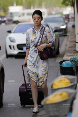 25空姐街拍-精致的海航浅灰丝空姐上班漂亮的曲线