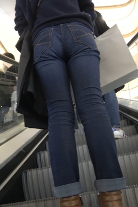 商场连拍3位紧身牛仔裤美女shopping [989 MB]