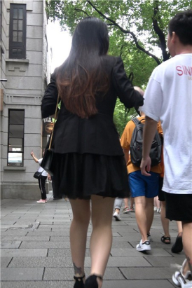 4K - 连衣裙黑色小西装外套街拍超气质白净女神姐姐[879 MB]