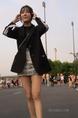 4K - 气质短裙街拍美腿姐姐 [536 MB/MP4]