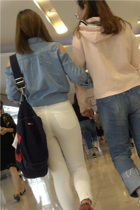 4K红色运动鞋街拍紧身白裤美臀漂亮美女小姐姐 [845 MB]