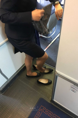 只拍最真实的视角-东航换鞋漏丝袜脚-机上第一季