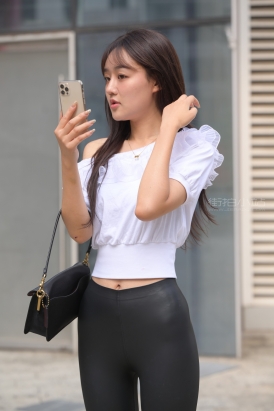 漂亮皮裤女孩 ~ 套图+视频