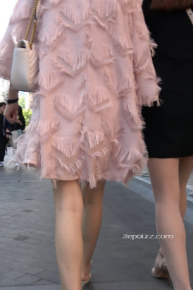 4K - 性感丝袜街拍美腿美女一起逛街 [1.42 GB/MP4]