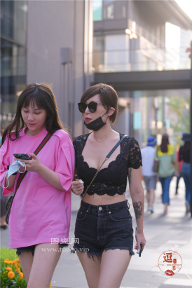 编码2321热裤美胸短发