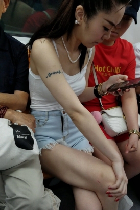 4K - 地铁上看手机的骨感女孩 [776 MB/MP4]