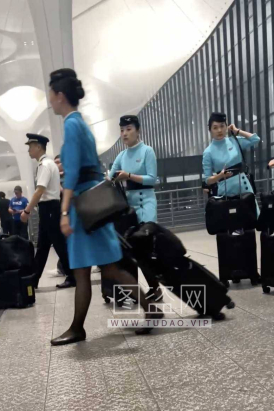 厦航空姐下班等大巴车回家