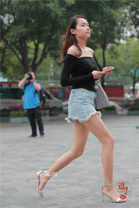 编码2368短裙美腿凉高美脚