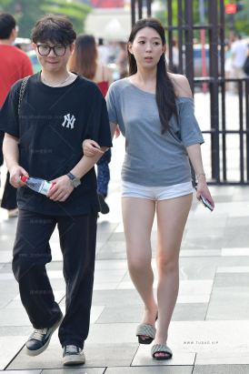 25324-7=86√玉腿白热裤，拖鞋女友