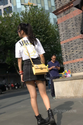 4K - 街拍短裙短靴马尾辫小姐姐 [1.86 GB/MP4]