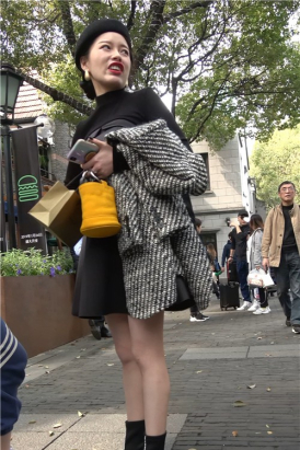 4K - 街拍一身打扮都是黑色的美腿姑娘 [1.76 GB/MP4]