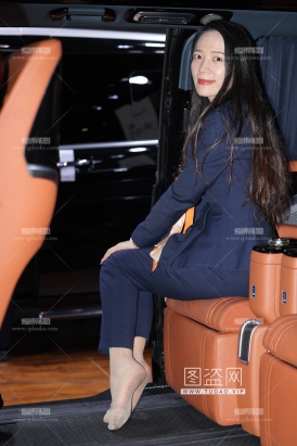 车展现场忽悠裤里丝少妇脱鞋拍脚