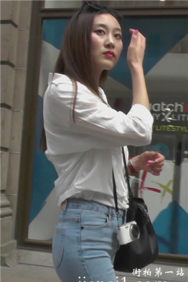 街拍白衬衫蓝色紧身牛仔裤颜值爆表美女[1.74 GB]
