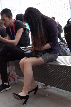 4K - 街拍黑色高跟、肉色丝袜展会美女OL [1.78 GB/MP4]