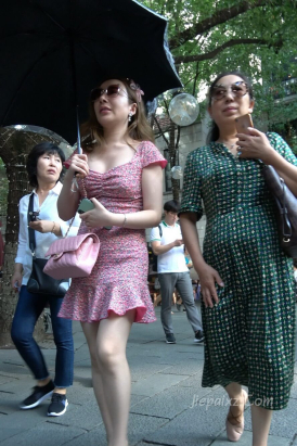 4K - 风韵犹存的碎花裙美妇 [1.33 GB/MP4]