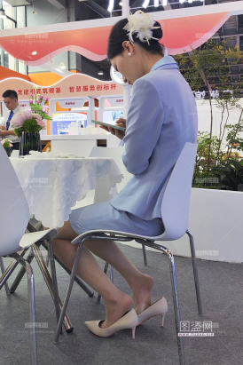 4K高端案场轻熟顾问休息脱鞋肉丝热乎乎