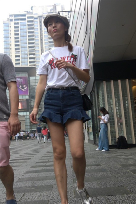 4K - 苗条细腿好身材街拍白T恤美女姐姐 [1.96 GB]