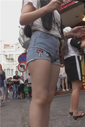 街拍牛仔热裤肉肉的美臀性感美女 [1.05 GB]