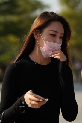 编码2280黑丝紧身包臀裙短美背美腿小姐姐