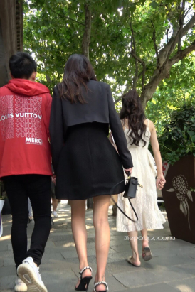 4K - 性感黑色短裙街拍高跟街拍美女 [888 MB/MP4]