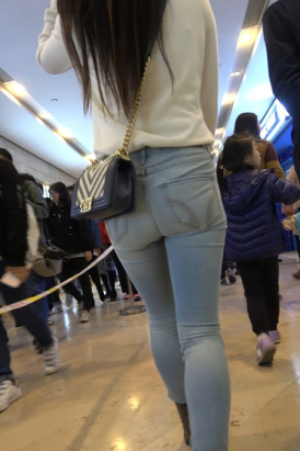 逛商场的极品紧身蓝牛肉臀MM [595 MB]